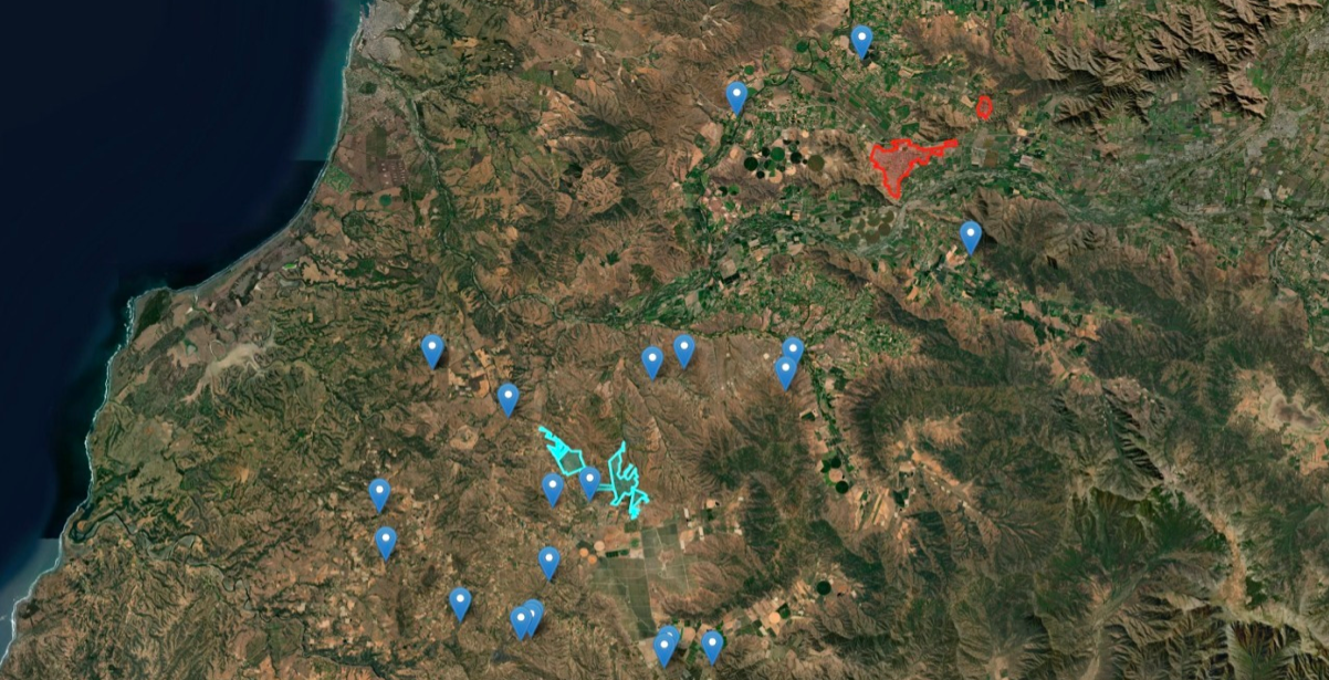 Ejemplo de tasación de terrenos (puntos azules) en el contexto de zonas urbanas (áreas de color) en el sector de Melipilla, Chile.